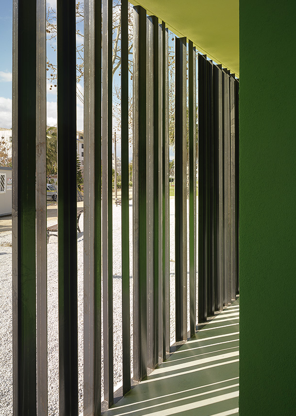 Edificio de vestuarios y pistas deportivas en el parque María Zambrano | Vélez-Málaga