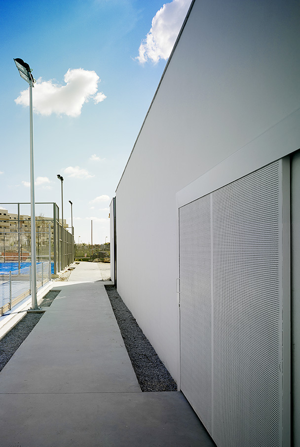 Edificio de vestuarios y pistas deportivas en el parque María Zambrano | Vélez-Málaga
